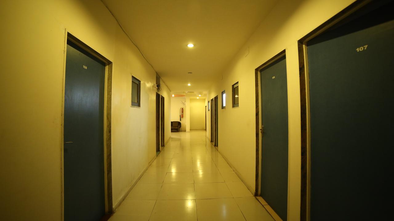 Hotel Velvet Rajkot Exteriör bild