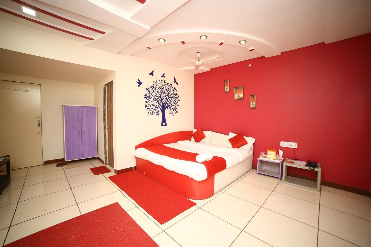 Hotel Velvet Rajkot Exteriör bild