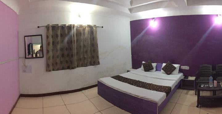 Hotel Velvet Rajkot Exteriör bild